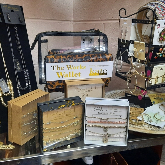 ❤️ Like this Listing To Be Notified for Live Shows Again Soon🥰💕 - Picture 3 of 8